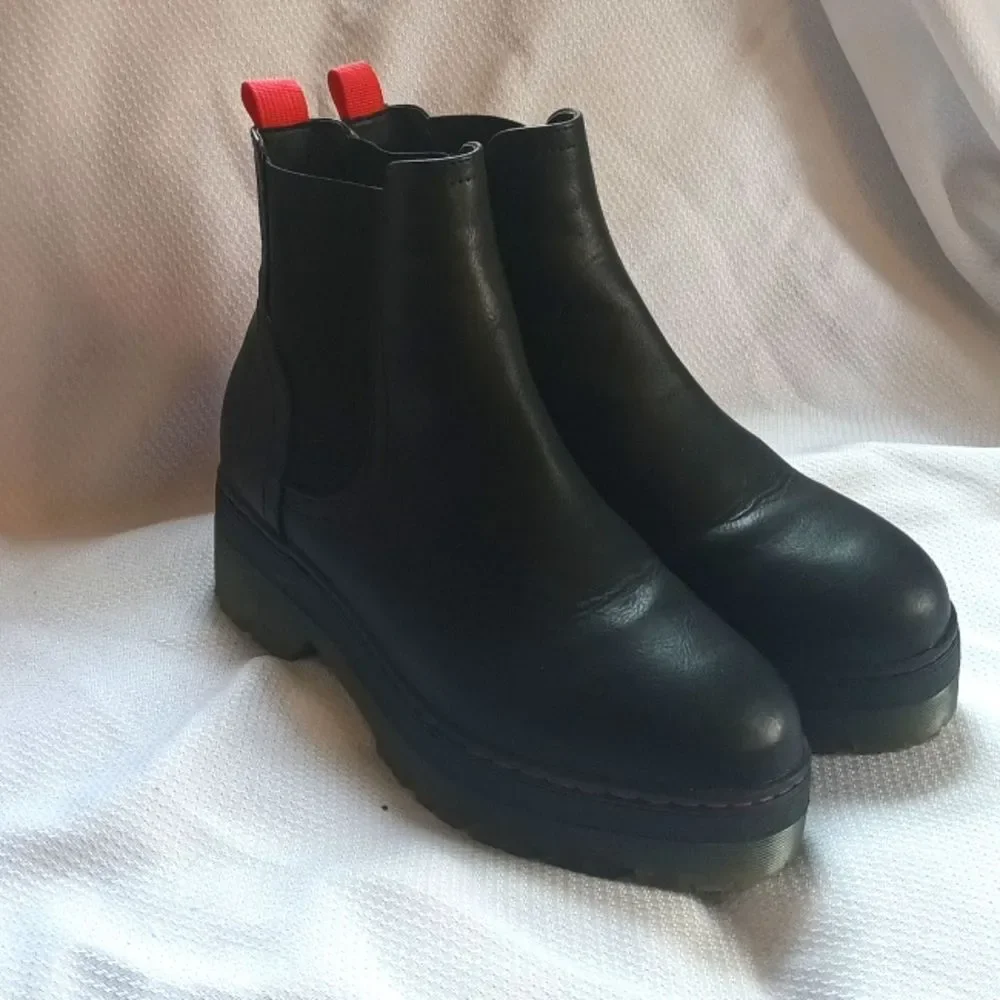 Mia Cayson black Chelsea rubber lug sole vegan leather boots size 9